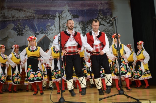 виж галерията
Самостоятелен концерт на самодейците от Приморско зарадва жителите и