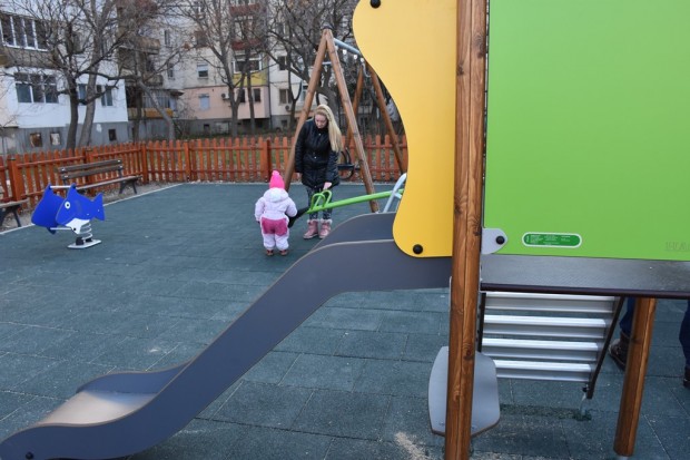Нова детска площадка бе изградена до блок 106 ти в район