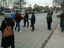 Над 1000 коледни картички бяха раздадени на различни места в "Южен"