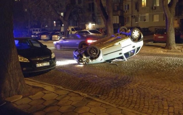Автомобил се е обърнал по таван след катастрофа в Кючук