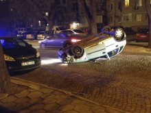 Автомобил се обърна по таван след катастрофа в "Кючук Париж"