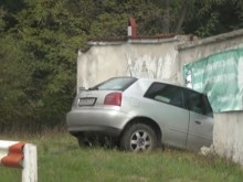 Трагедия! "Ауди" се заби челно в бетонен гараж, трима младежи загинаха!