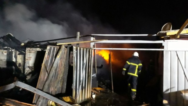 Осем къщи изгоряха при пожар тази нощ в пловдивската Шекер