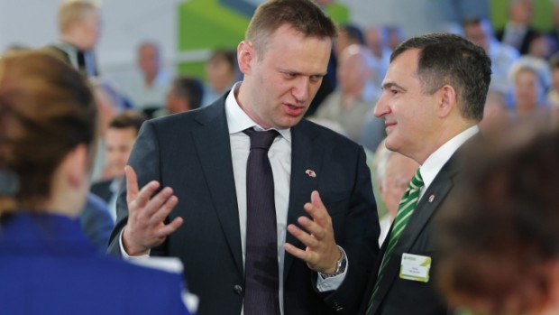 Стотици привърженици на руския опозиционен лидер Алексей Навални подкрепиха кандидатурата