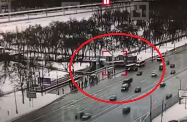 В интернет изтече видео което показва моментът при който автобус