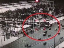Вижте ексклузивно видео от врязването на автобус в метростанция в Москва