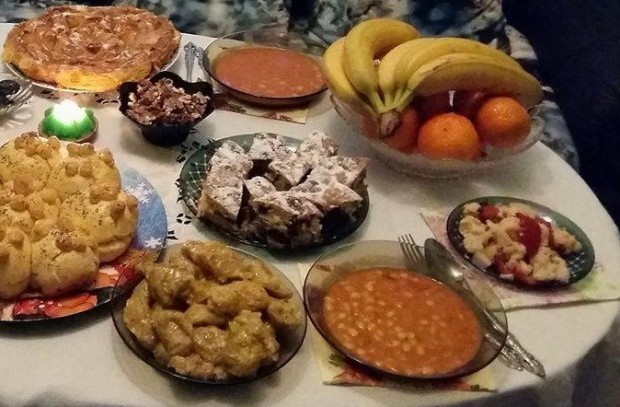 Изобилието от изискани храни и питиета неизменно съпътства празниците Преяждането