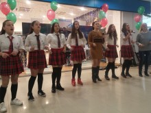 Ученици от СУ "Св.Св. Кирил и Методий" изненадаха пловдивчани с Коледен концерт