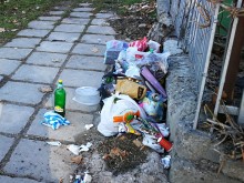 Смрад в "Западен"! Превърнаха парк с детска площадка в сметище