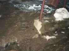 Изливане на фекални води по ключова улица в Боровец