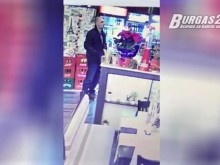 Познавате ли този мъж? Ограби заведение в центъра на Бургас