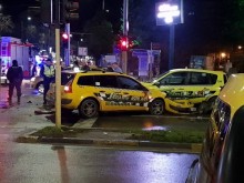 От прокуратурата потвърдиха: Полицейският бус, помел две коли, е минал на червено