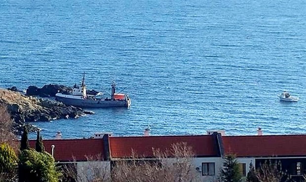 div Риболовният кораб Медуза се разби в скалите край Созопол