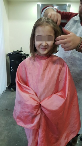Михаела Овчарова дари косата си за изработване на перука за