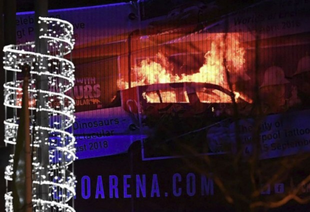 Пожар унищожи близо 1 400 автомобила паркирани близо до концертно развлекателния