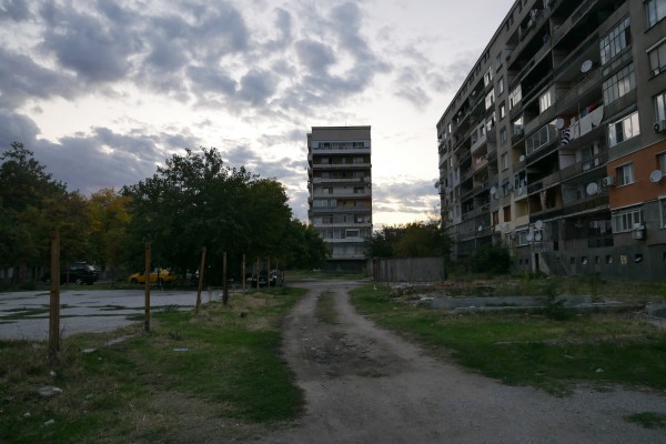 Грозно запустяло и напълно забравено с годините междублоково пространство в