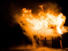 Бивш съпруг нахлу с кола в къщата на тъщата, после си запали жилището