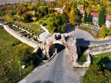 Пиян младеж опита да превземе крепостната стена в Хисаря с колата си