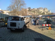 Нова настилка около оживена спирка в центъра на Пловдив