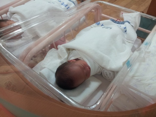 Две майки на новородени бебета по коледните празници във Варна са