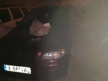 Автомобил осъмна с тежък камък на капака и бележка със закана