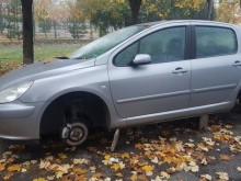 Шофьорка: Откраднаха две гуми на реното ми, паркирано на "Кап. Райчо"