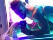 Скандална пловдивчанка прави секс в солариума, после се хвали в нета