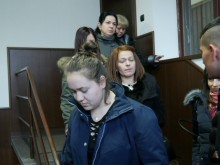 Катя Лерца мълчалива в съда, не иска да бъде снимана