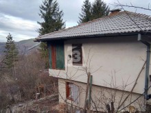 Ето я бърлогата на обвинения за шесторното убийство, командоси са по дирите му!