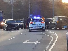 Автомеле до "1000 бани", три коли и камион се нанизаха във верижна катастрофа