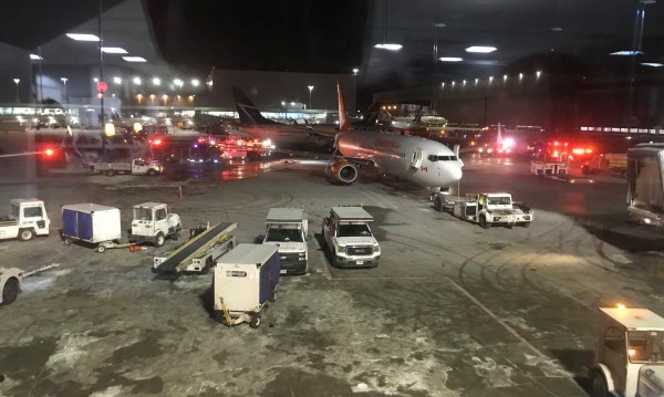 Два самолета се сблъскаха на летището в Торонто избухнал е