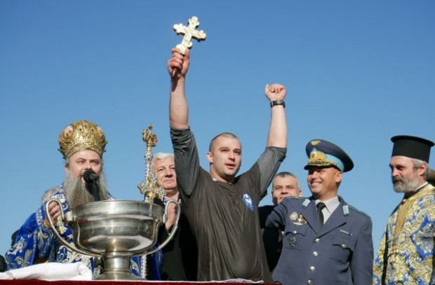 30-годишният пловдивски военен Стойно Гатов улови богоявленския кръст във водите