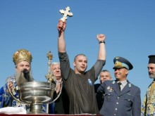 30-годишен военен улови кръста във водите на Марица в Пловдив
