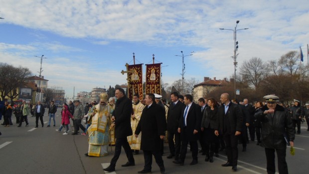Varna24 bg Празничната програма започна в 8 30ч в катедралния храм Св Успение