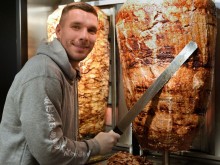 Световен шампион отвори дюнерджийница "Мангал"