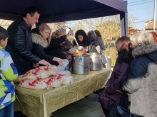 Кметът на "Източен" Николай Чунчуков раздаде курбан за здраве на Ивановден