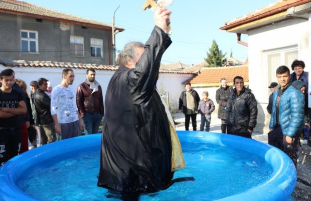 Богоявленският кръст в Любимец бе хвърлен в... надуваем басейн. Абсурдната