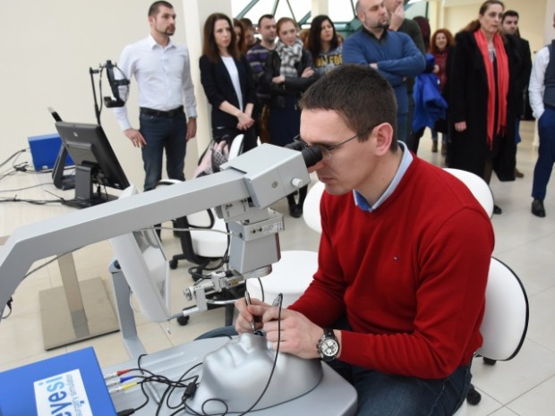 Черно море
Специализантите по очна хирургия в Медицинския университет във Варна