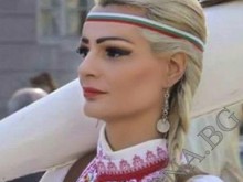 Красива митничарка предизвика фурор на кукерски фестивал