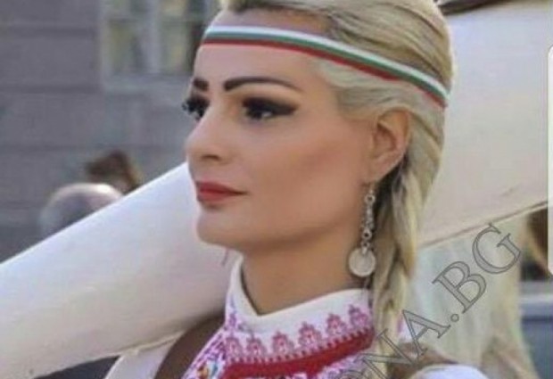 Красивата митничарка Десислава Дамянова събра стотици погледи на кукерския фестивал