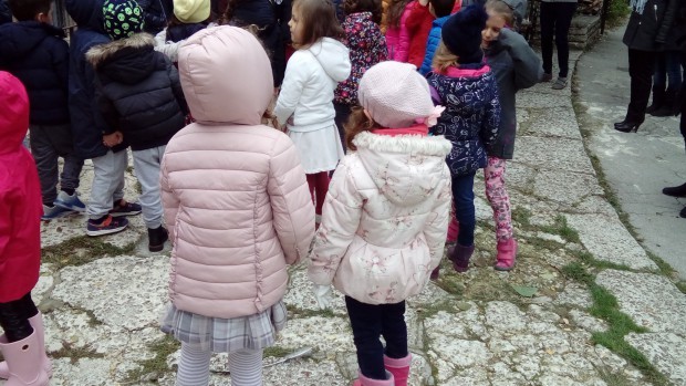 Въшки налазиха децата във варненските училища и детски градини съобщиха