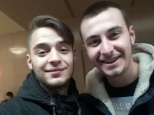 Отвеяно девойче забрави телефона си в софийското метро, тези младежи я умилиха