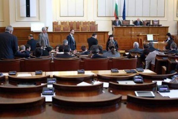 Депутатите заличиха думата "инвалид" от българското законодателство на първо четене.