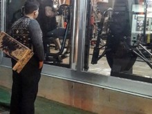 Трогателна снимка на млад сирийски бежанец посред зима умили света