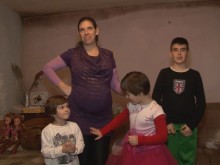 ЧСИ запорира сметките на самотна майка с три деца