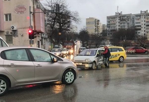 Varna24 bg който изпрати и снимка  Блъснали са се два леки автомобила
