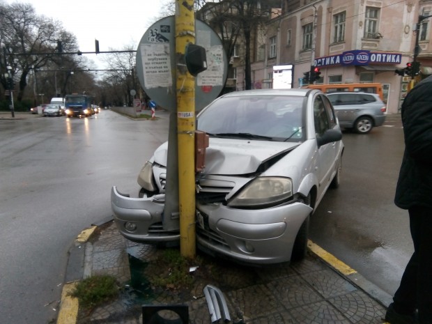 Varna24 bg Млада шофьорка заби автомобила си Ситроен в светофар до