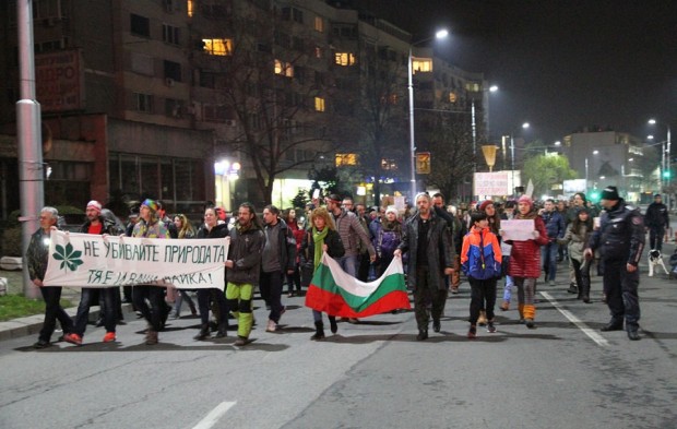 Стотици пловдивчани се включиха във втория протест срещу застрояването на Пирин,