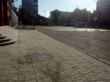 Масов бой между ученички в двора на наше училище заради чат