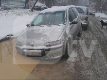 Кола пропадна в гигантска дупка в София